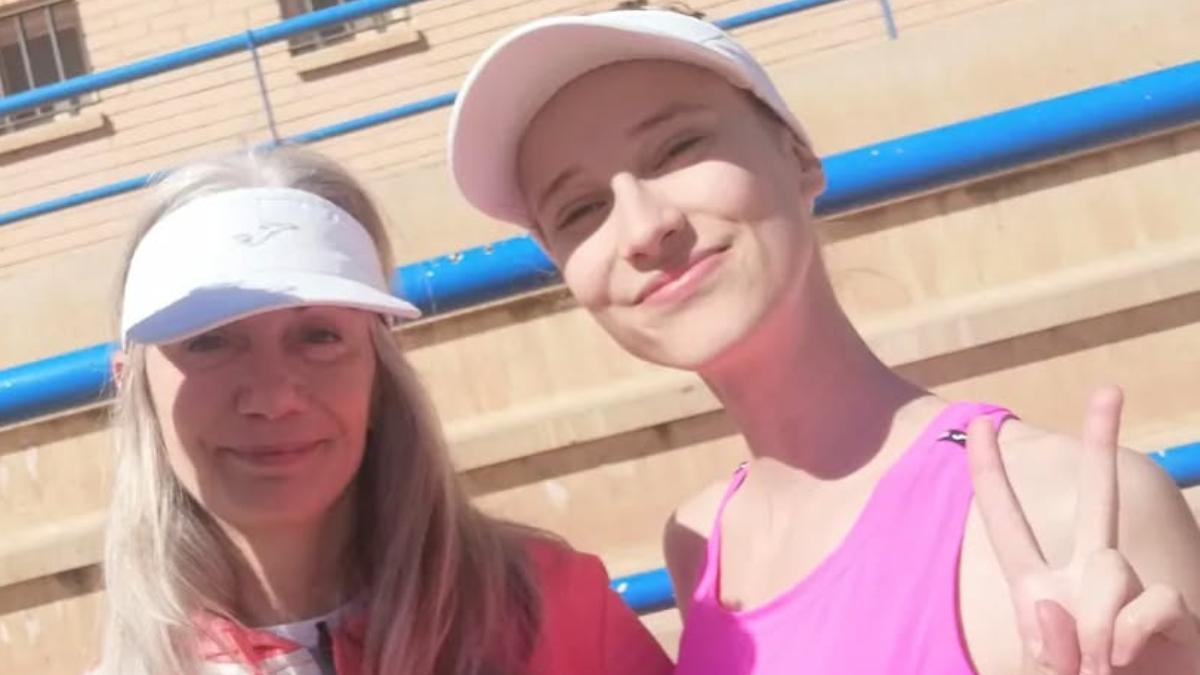 Antía Chamosa, con su entrenadora Montse Pastor