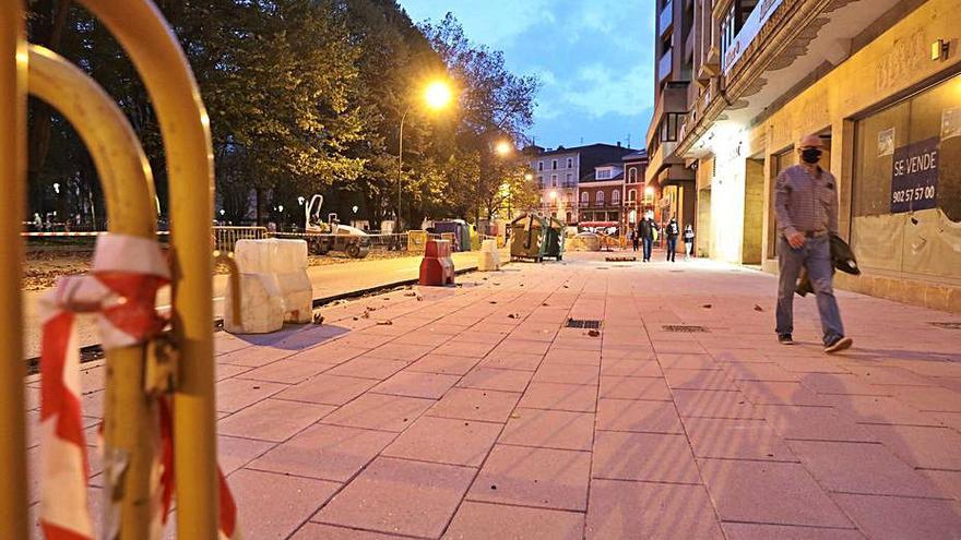 las aceras crecen. La evolución de las obras en el entorno del parque del Muelle deja ya más espacio para los peatones, como se aprecia en Emile Robin (en la foto). | Ricardo Solís