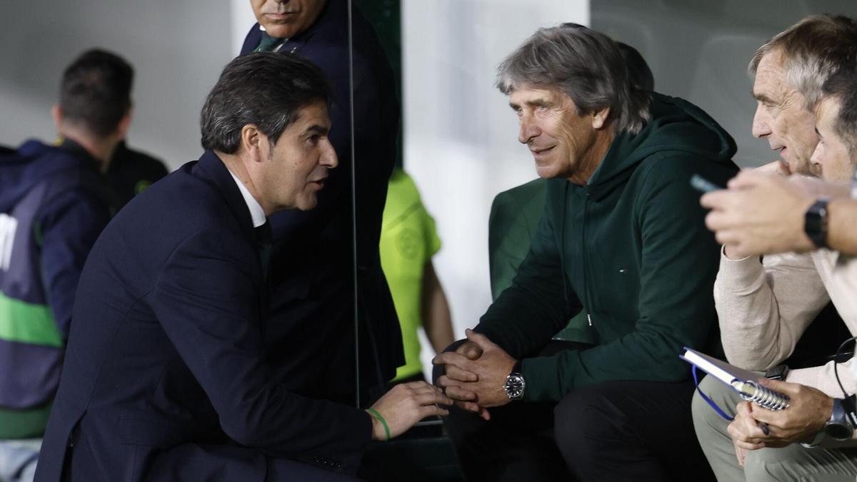 Manuel Pellegrini y Ángel Haro en un partido de la pasada temporada en el Benito Villamarín