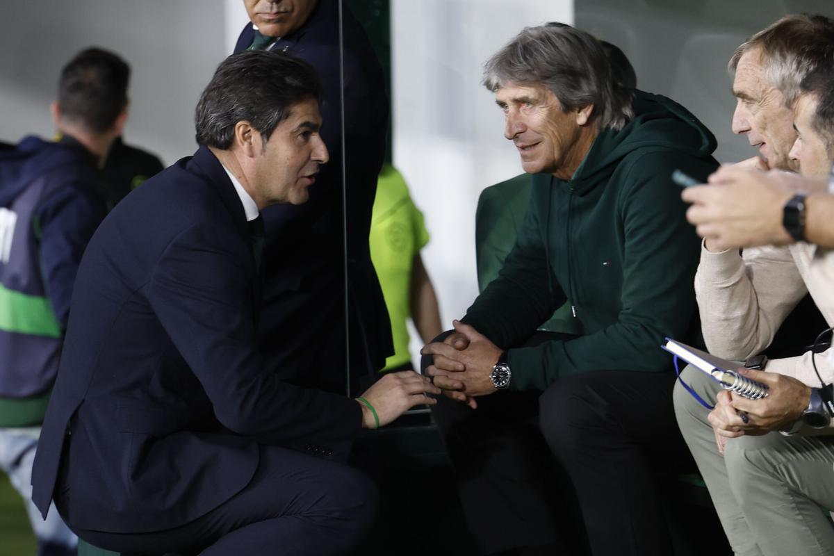 Manuel Pellegrini y Ángel Haro en un partido de la pasada temporada en el Benito Villamarín