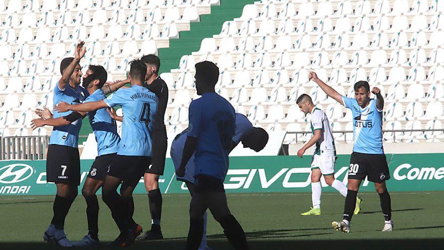 Jugadores de la Balompédica Linense celebran su triunfo sobre el Córdoba CF en El Arcángel, hace unas semanas.