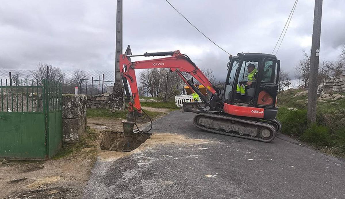 Las máquinas, trabajando en la nueva red en Palmés. | FDV