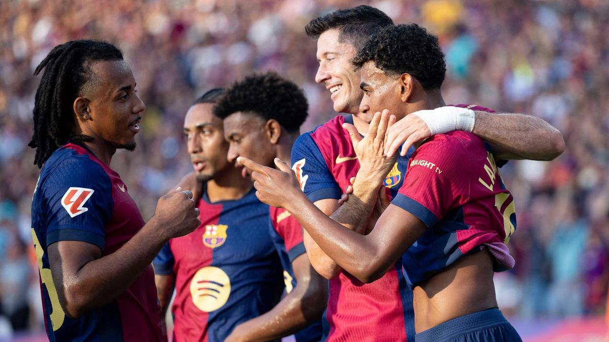 Robert Lewandowski abraza a Lamine Yamal en presencia de Koundé