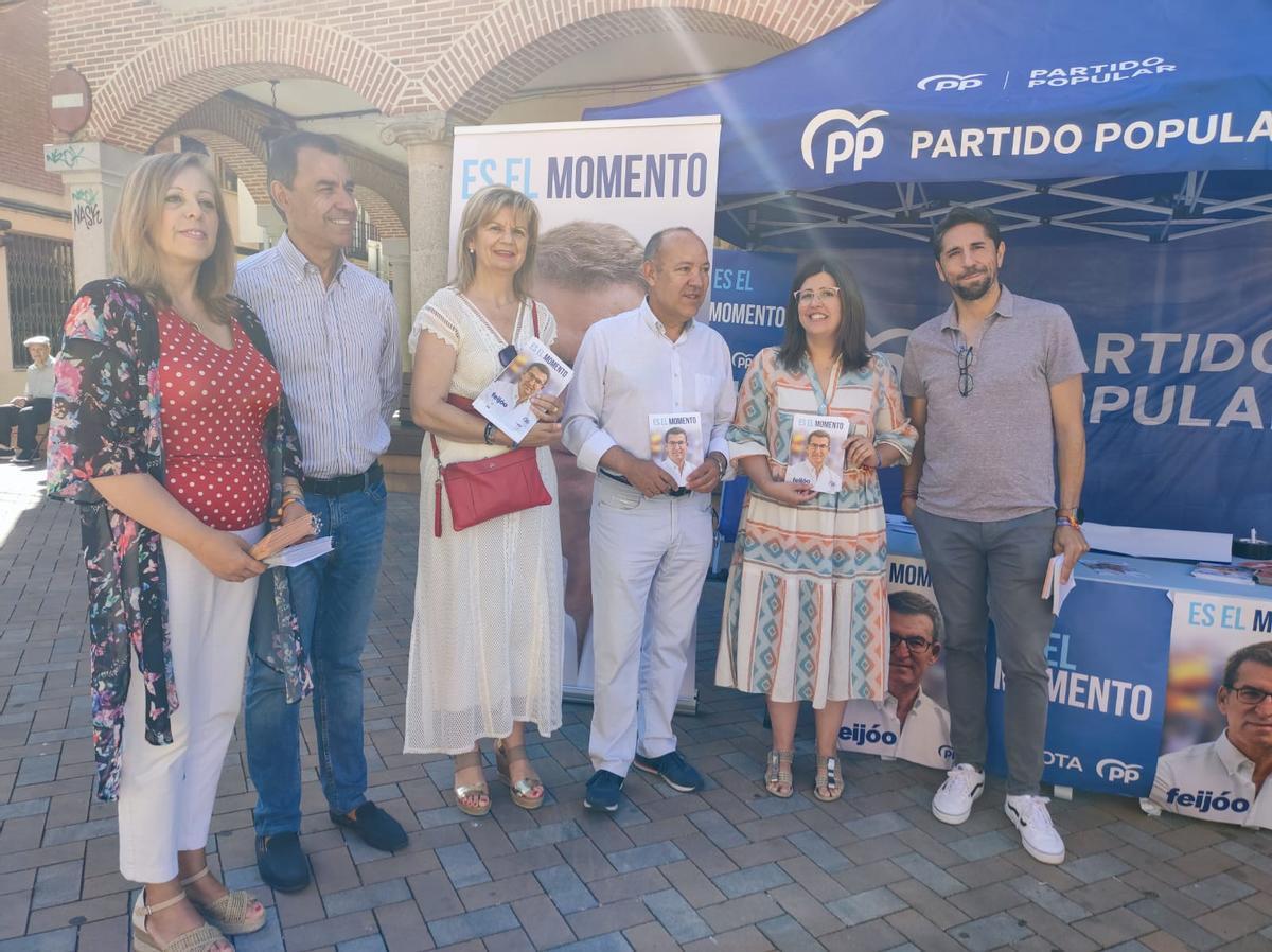 Los candidatos al Congreso y al Senado del PP con la alcaldesa de Benavente, Beatriz Asensio, en Santa María.