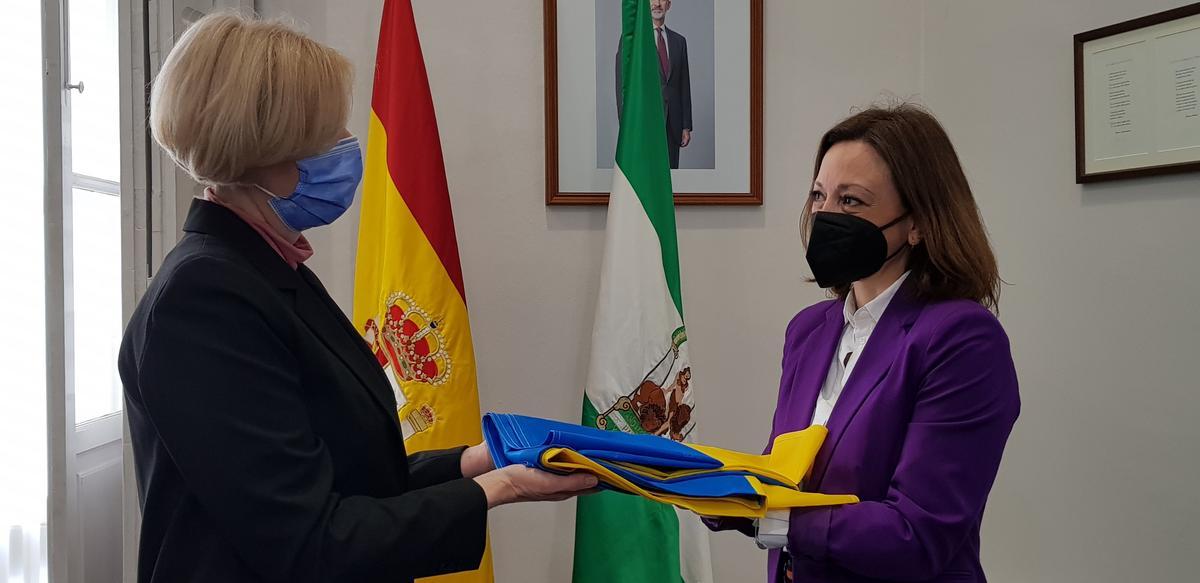 Patricia Navarro, junto a la cónsul Svitlana Kramarenko, portando la bandera de Ucrania.