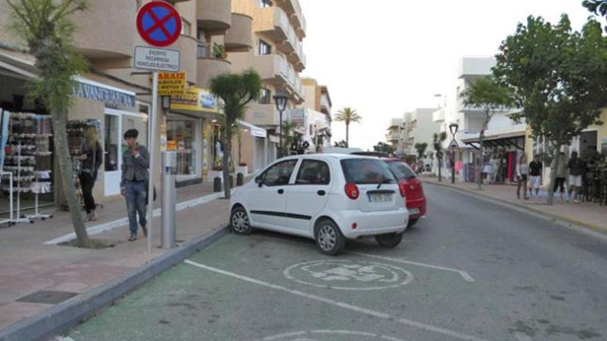 Uno de los puntos de carga para vehículos eléctricos distribuidos en pueblos, hoteles, restaurantes, chiringuitos y alquileres.