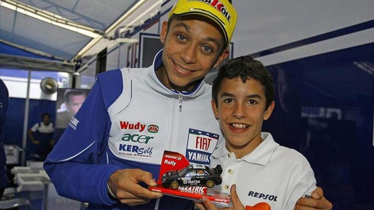 Márquez, con su ídolo de la infancia Valentino Rossi