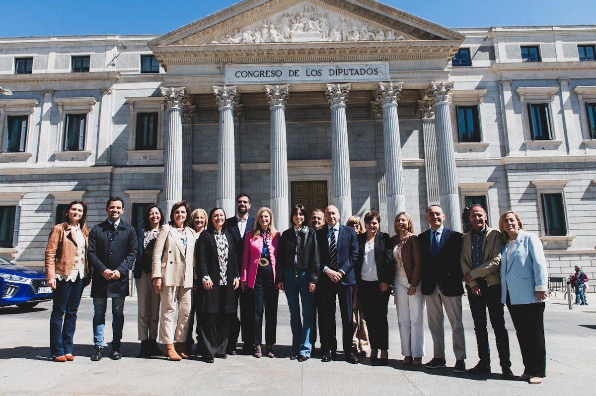 Morant posa junto a los diputados y senadores del PSPV a las puertas del Congreso.