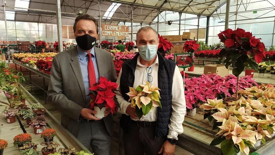 El acalde de Torremolinos, José Ortiz, y el edil César Carrasco, en el vivero municipal Los Pinares.