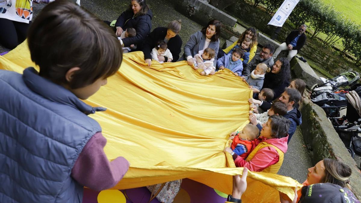 Un grupo de niños jugando.