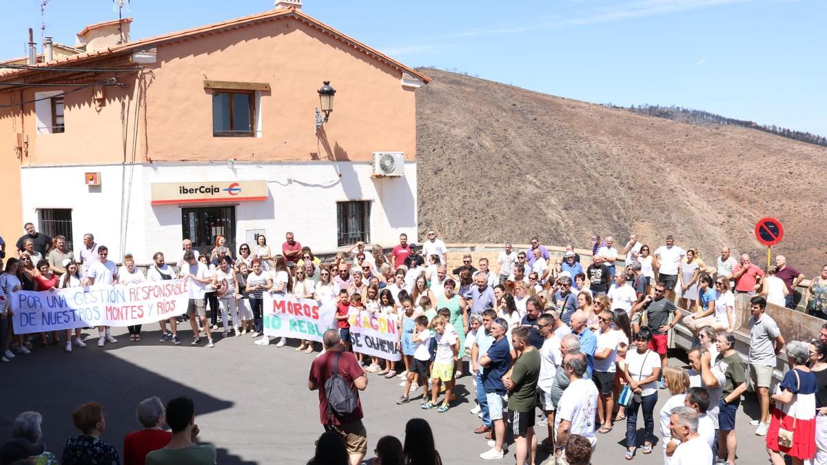 Concentración esta mañana de unos 200 vecinos de Moros