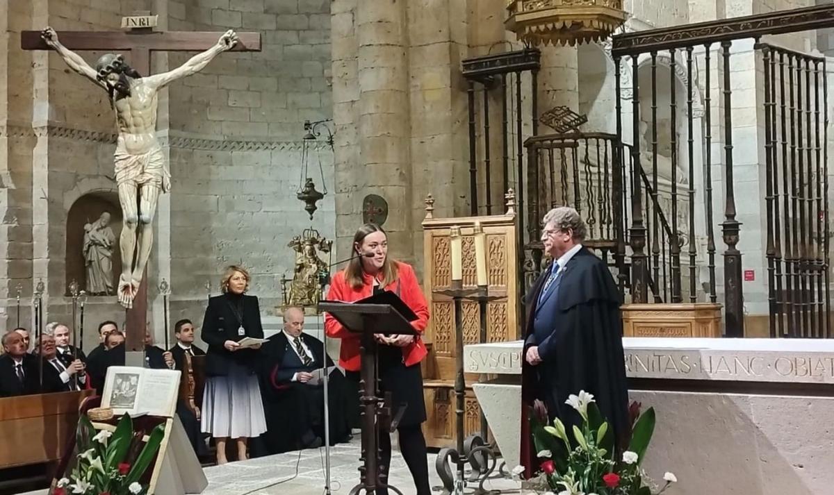 María Jesús Cachazo pronuncia un agradecimiento tras recibir el Cofrade de Honor. | C. T.
