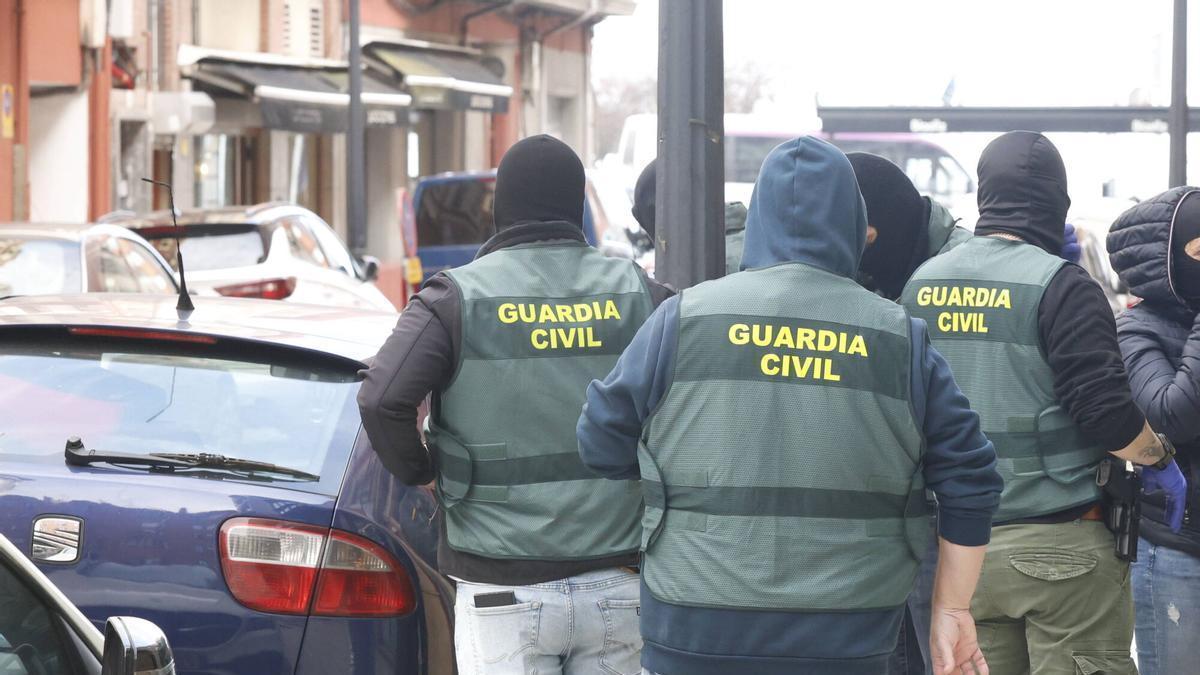 VÍDEO: La Guardia Civil registra en Gijón tras la muerte de Emilio "El Panameño"