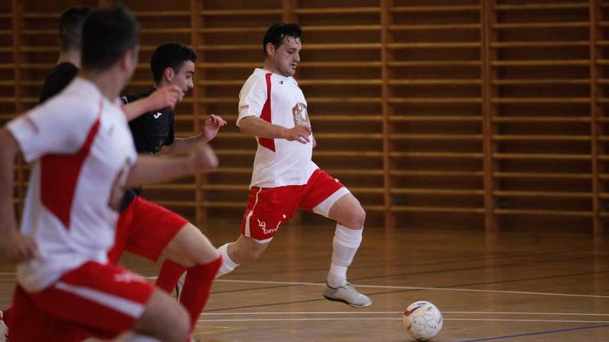 Un jugador de La Tonada inicia un contraataque.