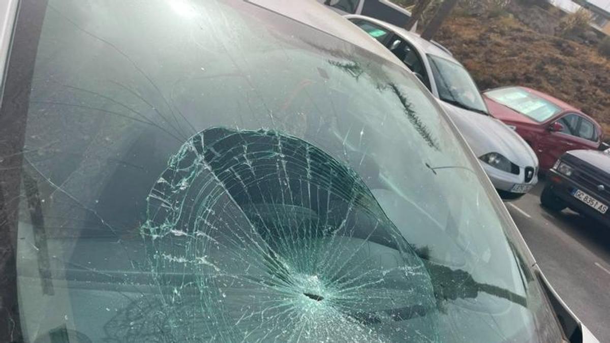 Uno de los coches rotos por La Flaca en El puertillo, el jueves