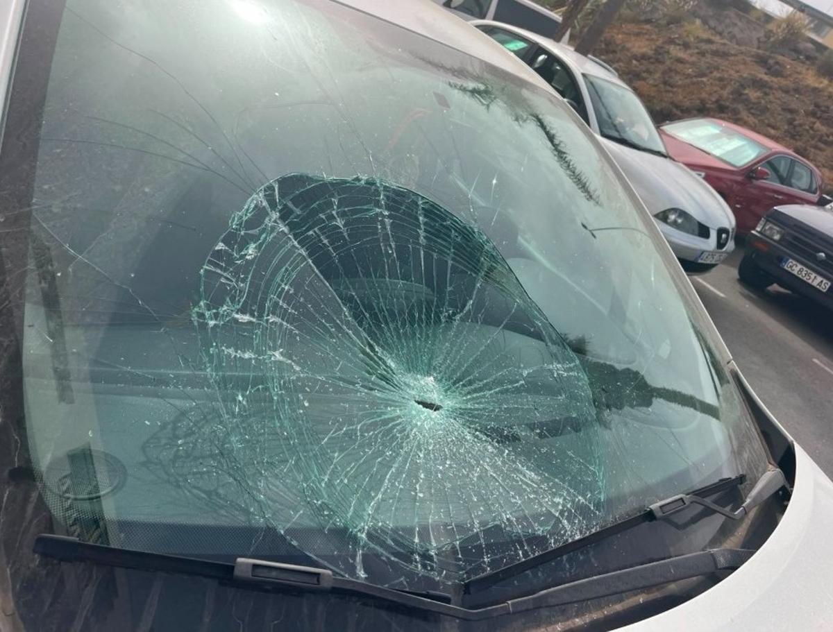 Uno de los coches rotos por La Flaca en El puertillo, el jueves