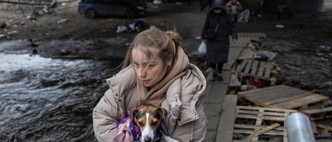 Una mujer huye de Ucrania con su perro en brazos