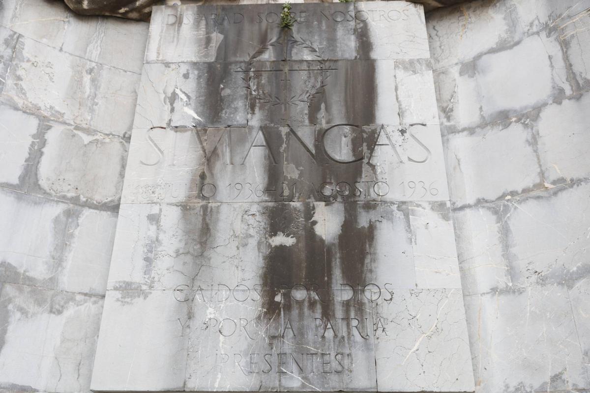 Inscripción en el monumento "Héroes del Simancas", en la fachada del Colegio de la Inmaculada, en Gijón.