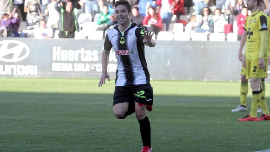 Jesús Álvaro celebra el gol que anotó al Lorca.