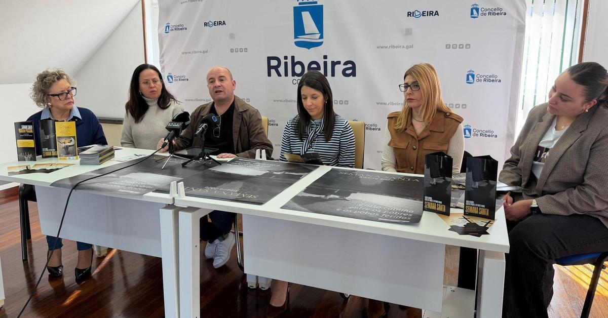 O párroco e a alcaldesa, no centro, na presentación da programación.