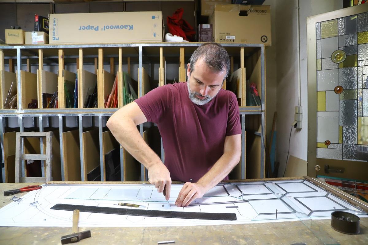 El vidriero artesanal Antonio Mesa elaborando una de sus creaciones.