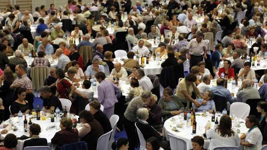 Cerca de 500 personas secundaron el almuerzo.  // Bernabé/Suso Redondo