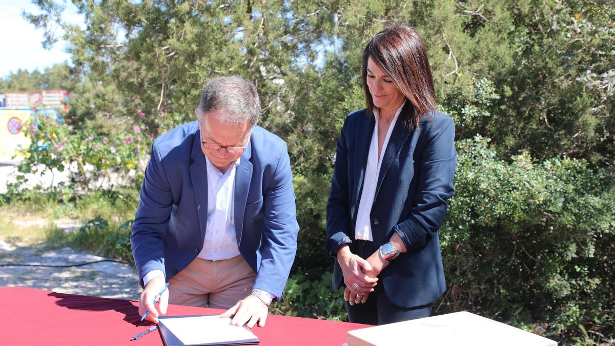 Josep Marí firma el acta de la primera piedra de las VPO de Sant Ferran, ante la mirada de Ana Juan