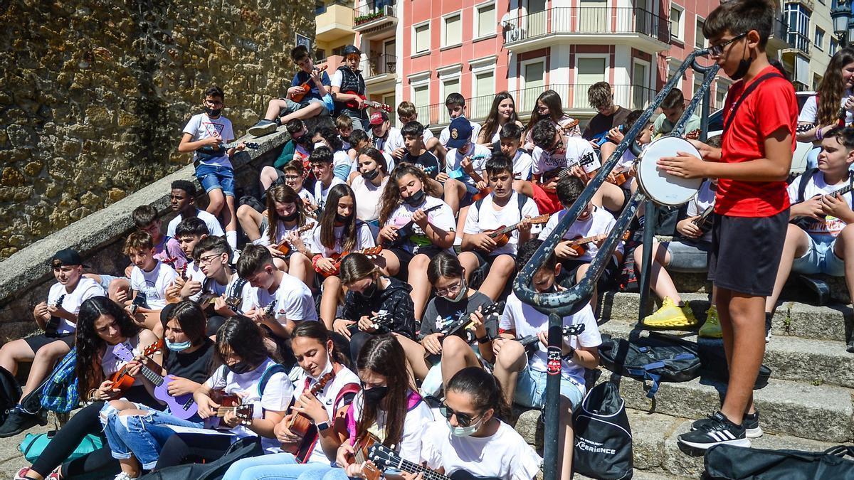 Alumnos del IESO Sierra La Mesta de Santa Amalia, tocando.