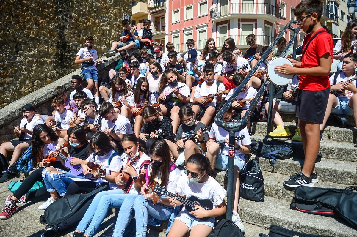 Alumnos del IESO Sierra La Mesta de Santa Amalia, tocando.