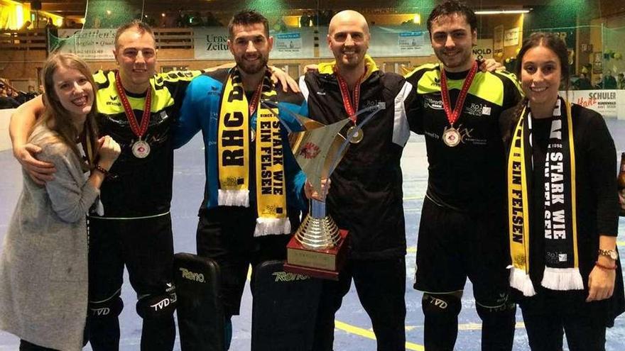 Los coruñeses David Rodríguez (segundo), Ángel Mirantes (tercero) y Jesús Gende (cuarto), con la Copa.