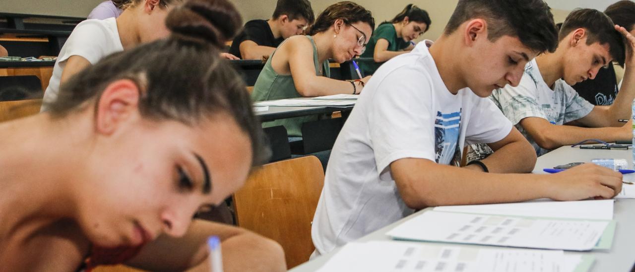 Estudiantes desarrollan el examen de Inglés, el martes en la facultad de Filosofía y Letras de Cáceres.