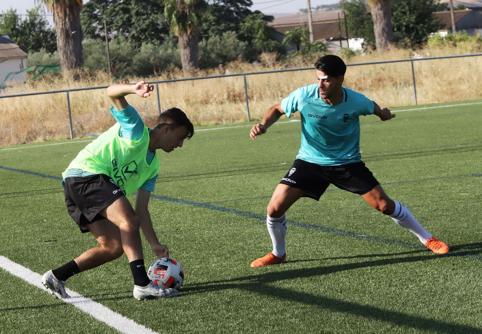 El Córdoba CF se pone a prueba sobre el césped artificial