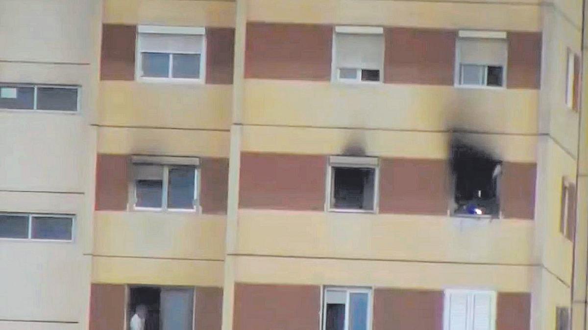 Un fuego afecta a un piso situado en la planta 12 de un edificio de Cruz de Piedra