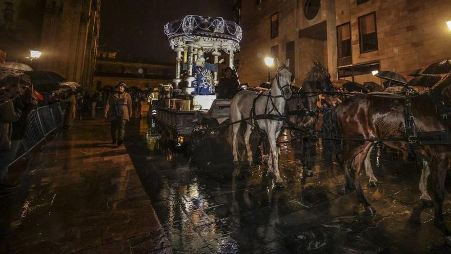 Así está &quot;Castañito&quot;, el caballo que se pegó un &quot;castañazo&quot; en la cabalgata de Reyes de Oviedo