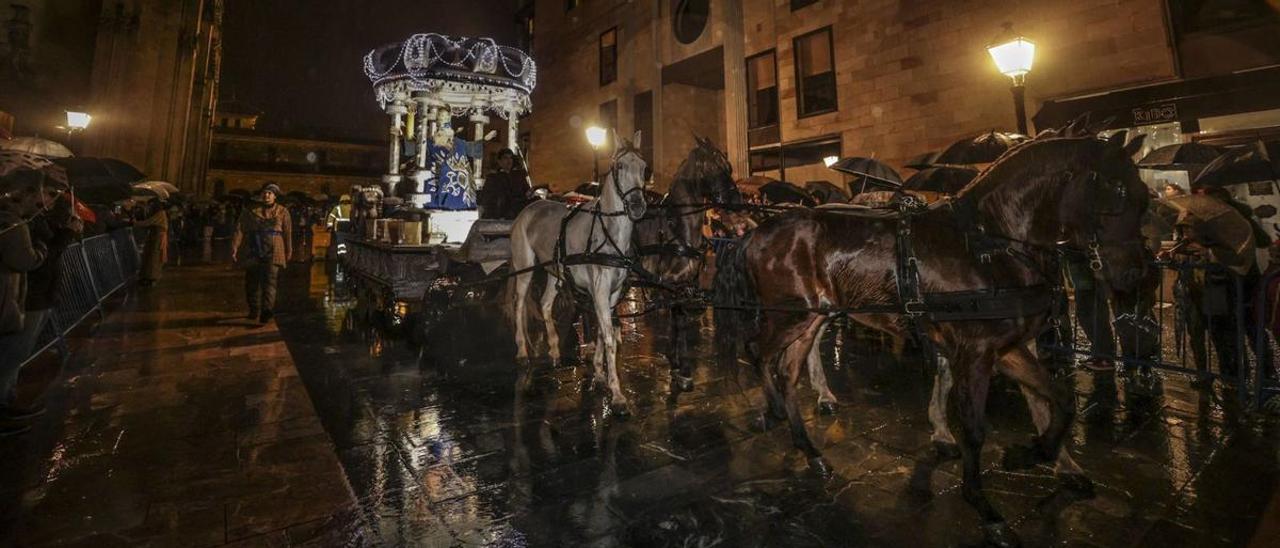 La carroza de Melchor, en la calle del Águila, tirada por una cuarta de caballos del Centro Ecuestre «El Centauro».