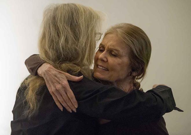 Gloria Steinem abraza a Annie Leibovitz tras la conferencia 'Mujeres: nuevos retratos', en 2016