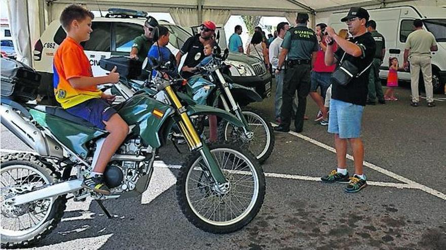 Carpa con material de la Guardia Civil de Lanzarote.