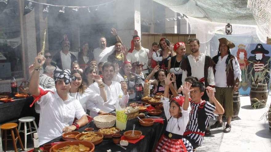 Una comida de la Festa Corsaria en una anterior edición.  // S. Álvarez