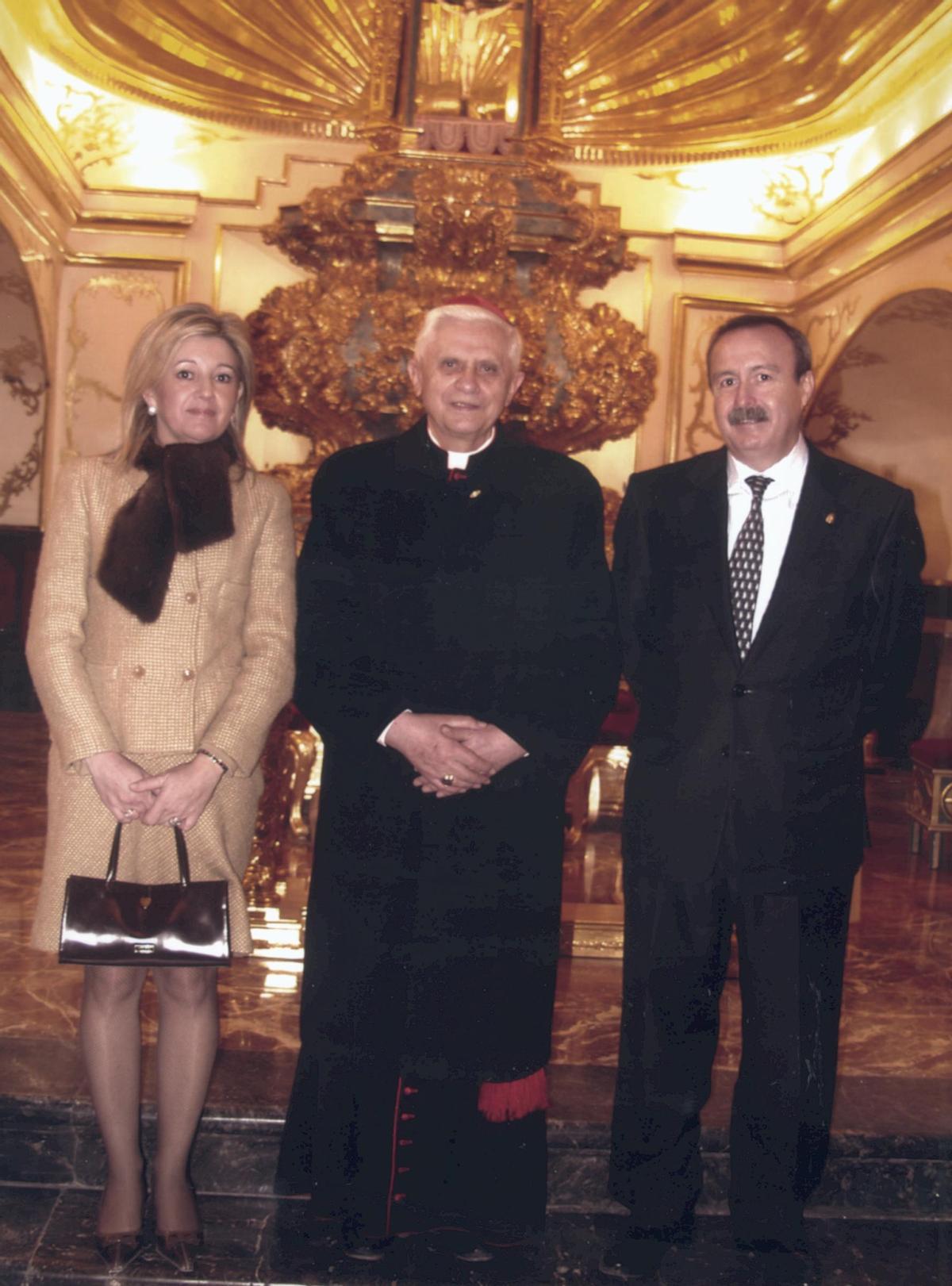 Antonio Gómez Fayrén y su esposa María José Serrano con el cardenal Ratzinger, futuro papa Benedicto XXVI.