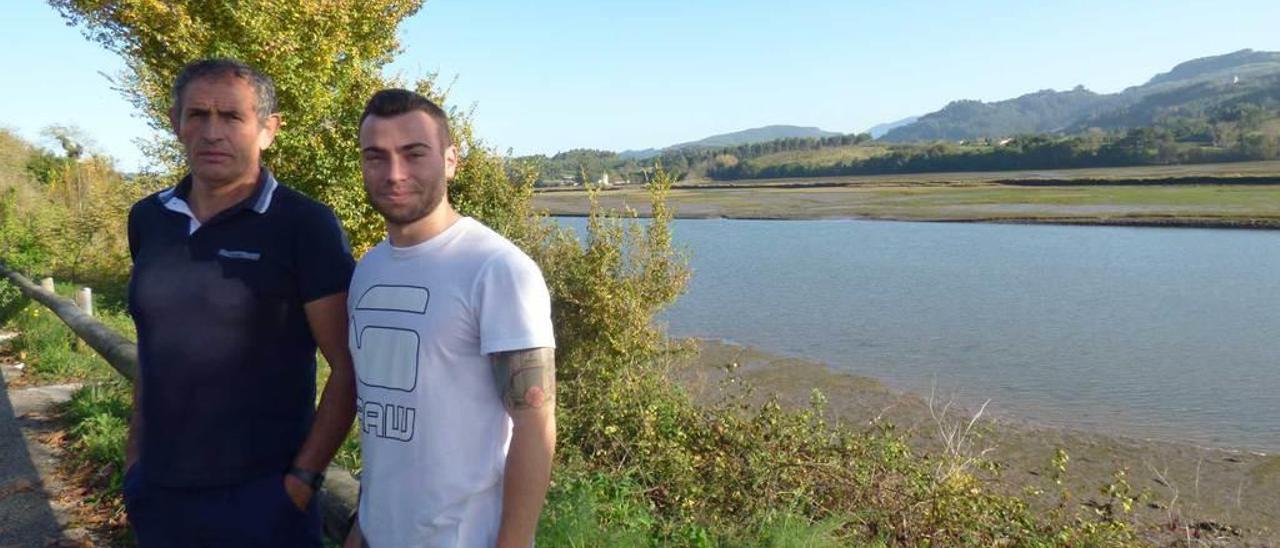 El mariscador José Estrada y el guarda Iván Rebollar, ayer, junto al estuario.