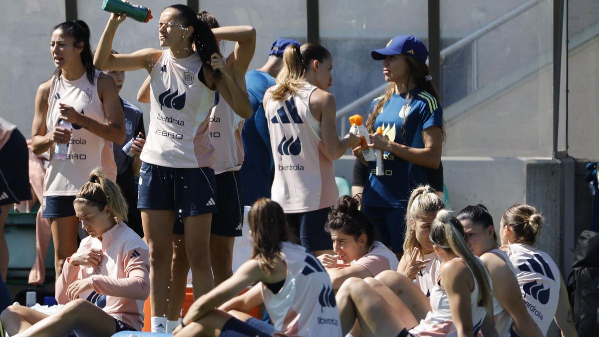 Las jugadoras de la selección española se refrescan tras el entrenamiento