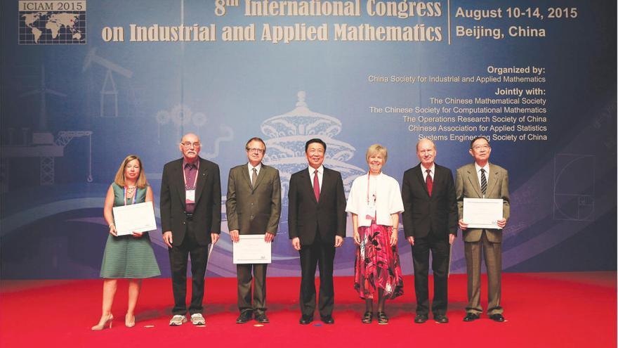 Los ganadores de los premios del ICIAM 2015, celebrado en Pekín, con el entonces vicepresidente de China, el matemático Li Yuanchao.