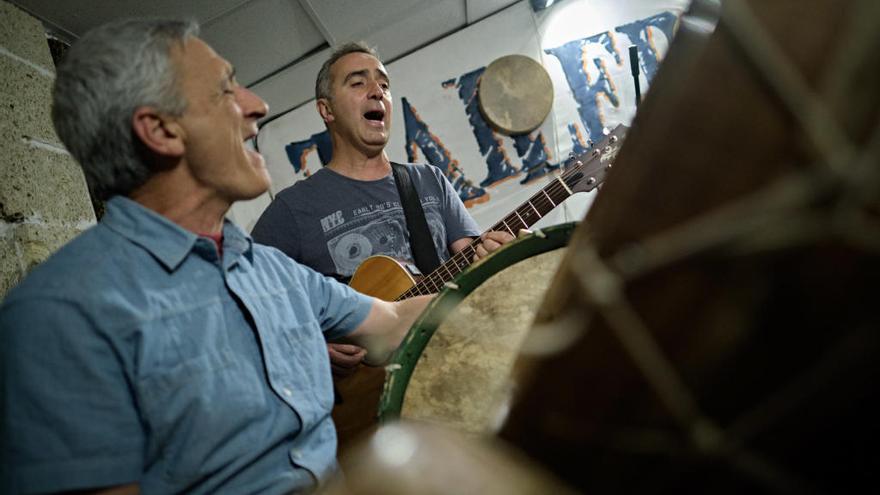 Las imágenes muestran a Rogelio Bontanz y Andrés Molina, ayer, en su estudio de La Laguna.