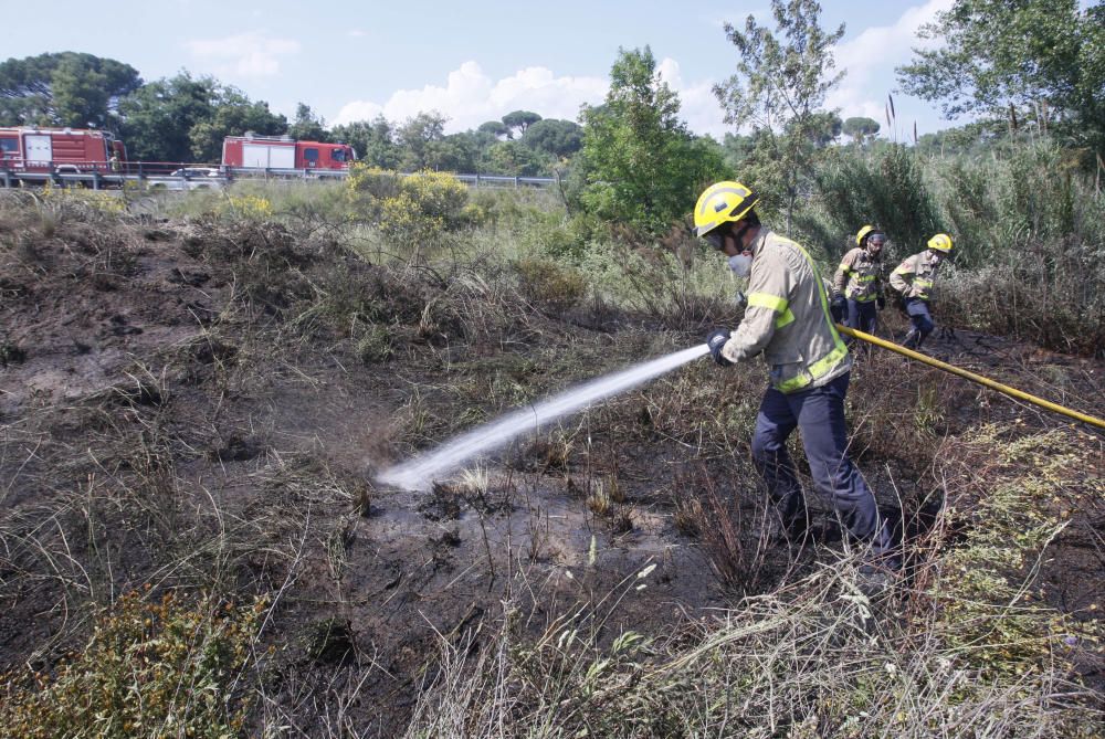 incendi forestal a Llagostera i tall de la carretera