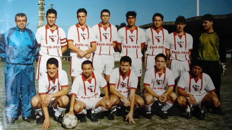 José Antonio, de pie a la izquierda, como entrenador del Deportivo Ciudad.