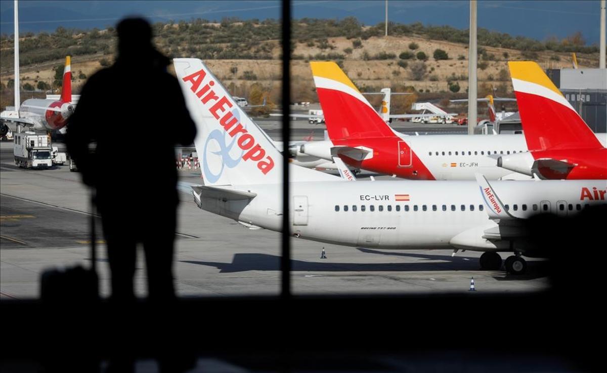 Iberia sella la compra de Air Europa por 500 millones de euros. En la foto, aviones de ambas compañías en el aeropuerto Adolfo Suárez Madrid-Barajas.