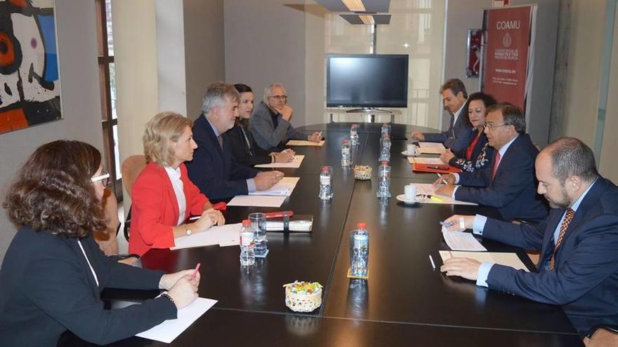 Reunión del consejero Patricio Valverde y miembros del Colegio de Aquitectos.