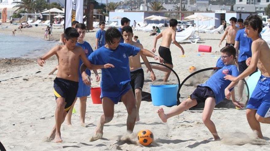 Juegos en la playa de Talamanca.