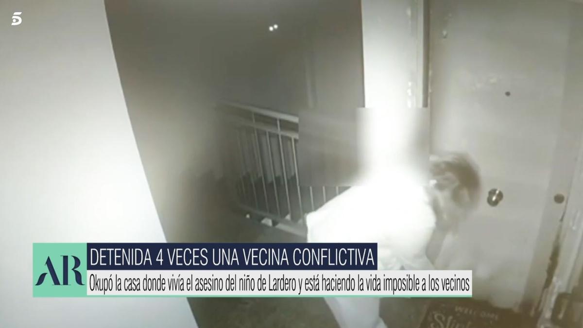 Una okupa le hace la vida imposible a sus vecinos: &quot;Ha quemado la puerta y la tirado excrementos en el felpudo&quot;