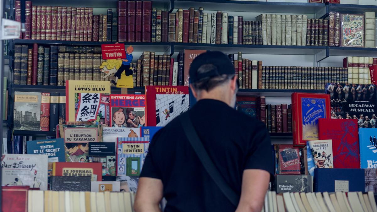 Un hombre visita una feria del libro en la edición de 2023.